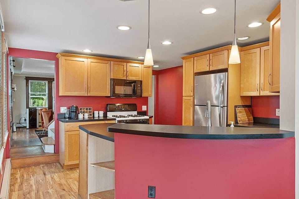 (Breakfast bar now has two stools) Fully stocked kitchen!
