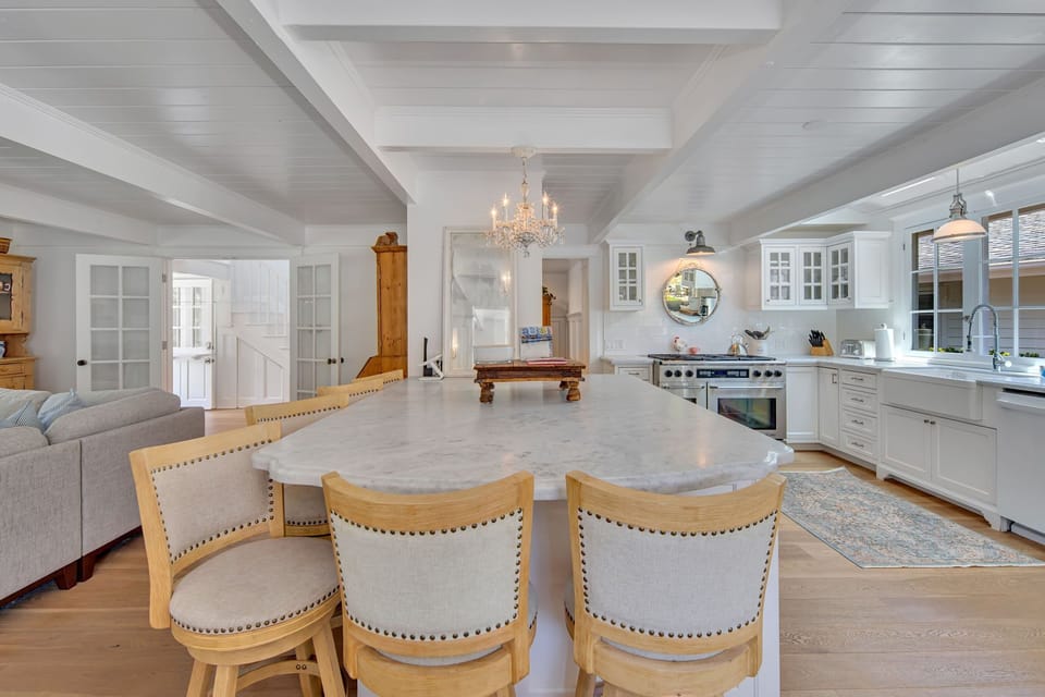 Main house: fully stocked kitchen with bar stool seating for 6