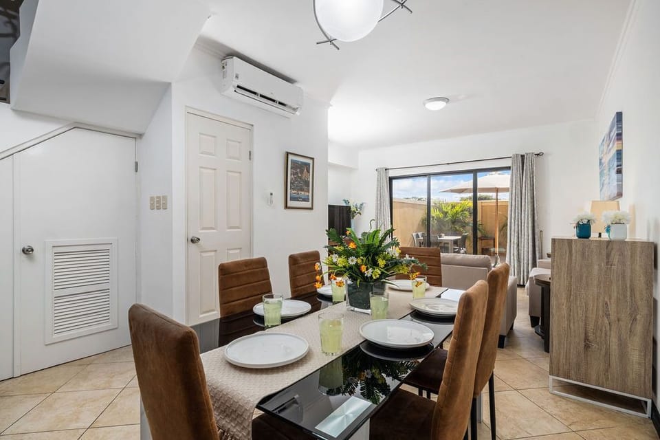A dining area that can be serve 6 people.