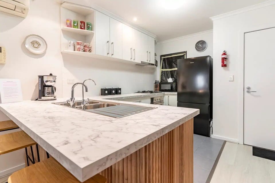 gorgeous fully equipped kitchen 