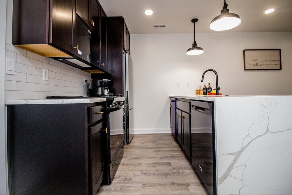 Full kitchen and an ice machine
