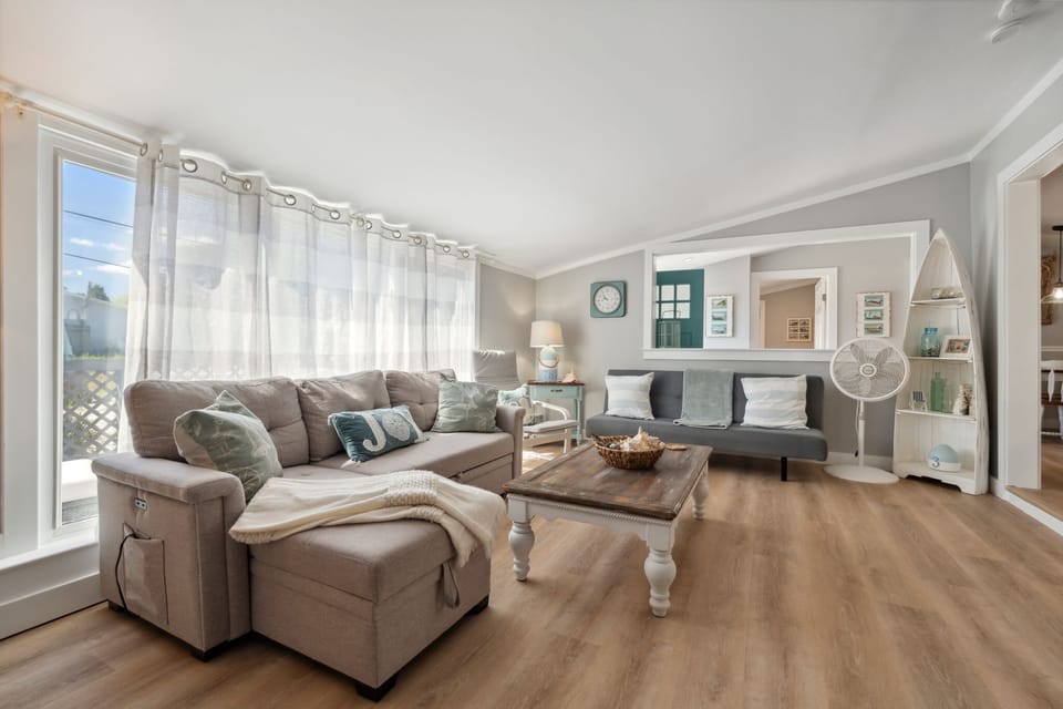 Spacious living room with sectional pull out sofa and 3-seater sofa. Note: fireplace is inoperable