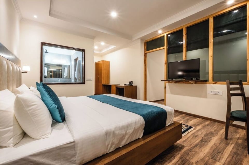 Deluxe Room | Hypo-allergenic bedding available, desk, bed sheets