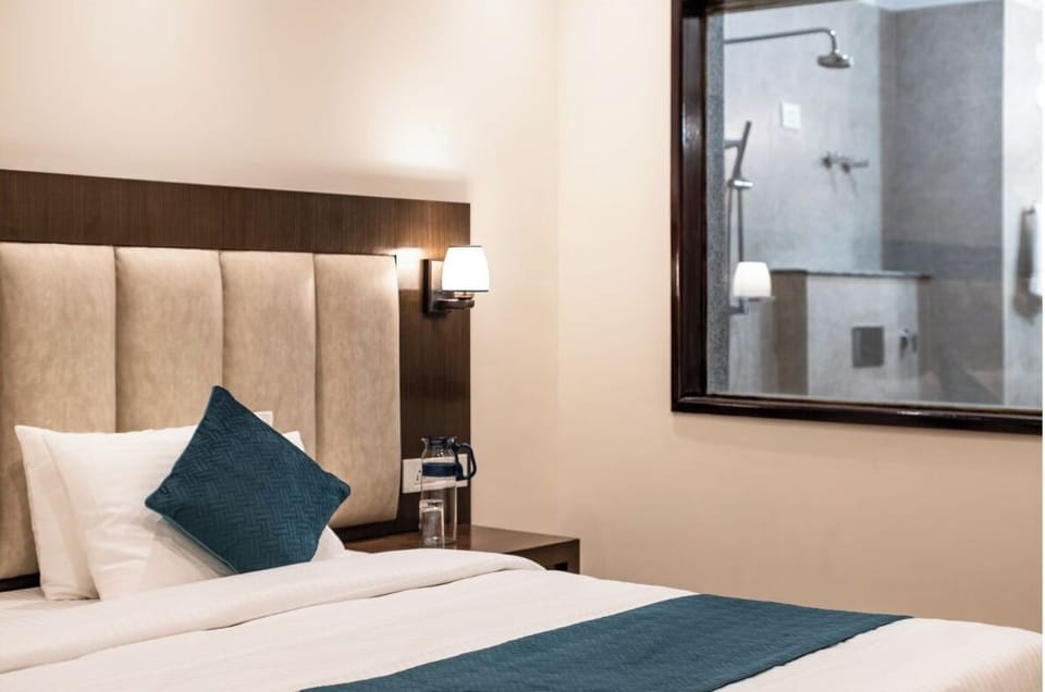 Deluxe Room | Hypo-allergenic bedding available, desk, bed sheets