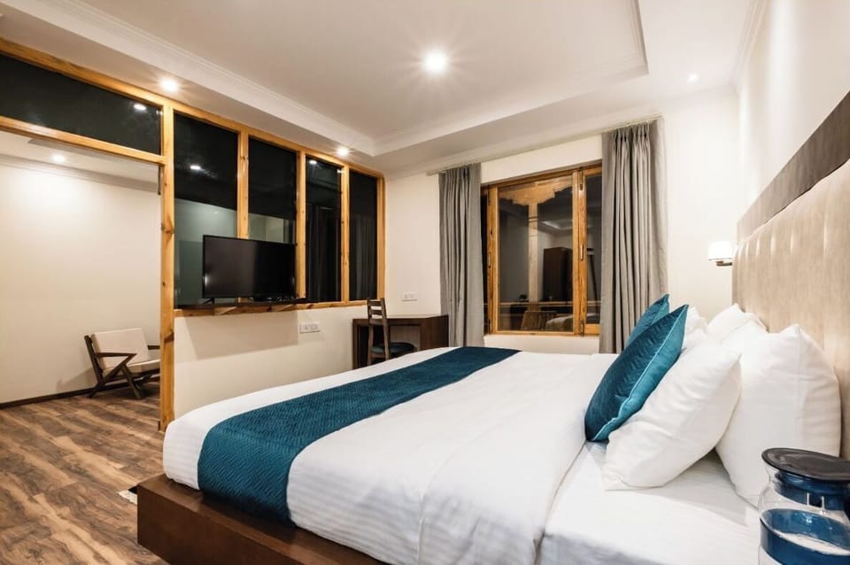 Deluxe Room | Hypo-allergenic bedding available, desk, bed sheets