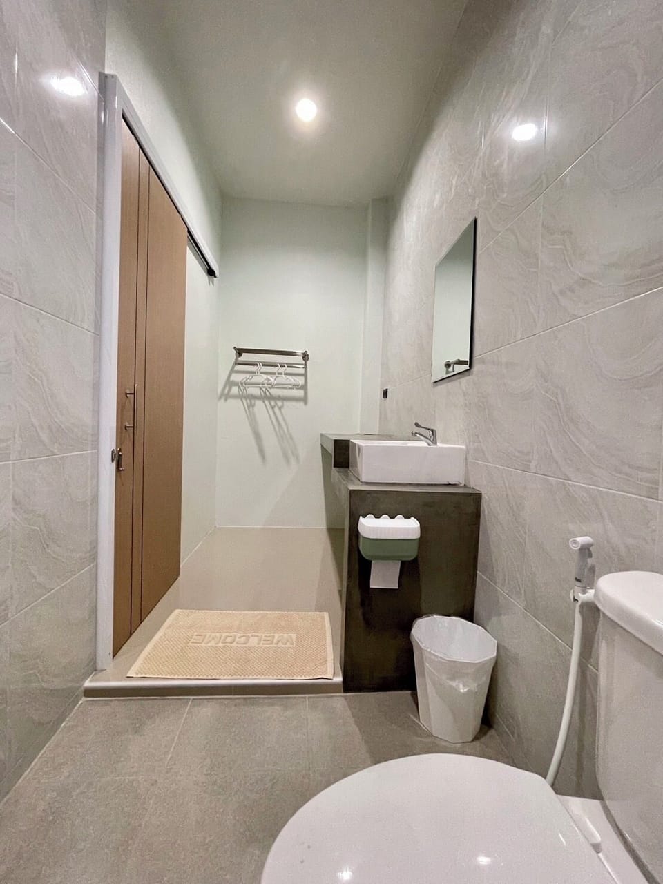 Basic Double Room | Bathroom | Shower, bidet, towels
