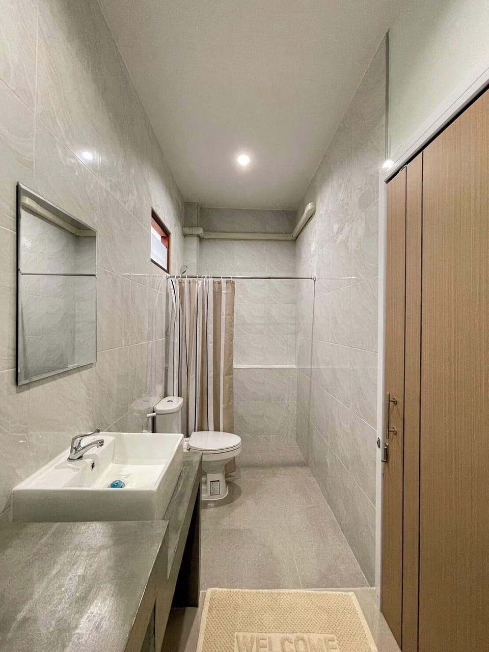 Basic Double Room | Bathroom | Shower, bidet, towels