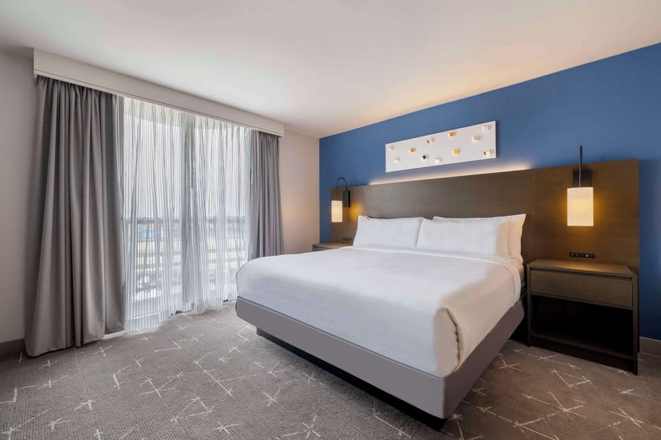 Room, 1 King Bed, Non Smoking | Premium bedding, in-room safe, desk, blackout drapes