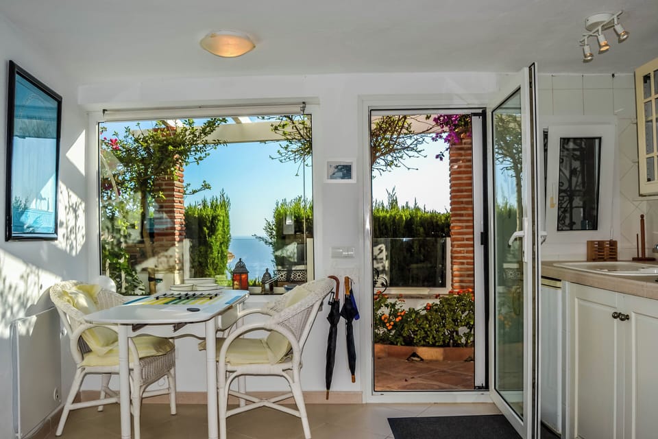La Paloma | Living area | Flat-screen TV, Netflix, streaming services