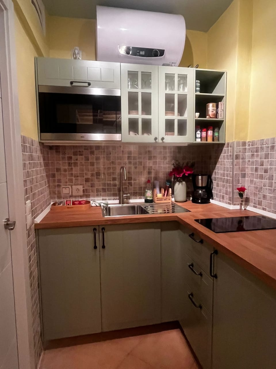 La Casita | Private kitchen | Microwave, electric kettle, toaster, cookware/dishes/utensils