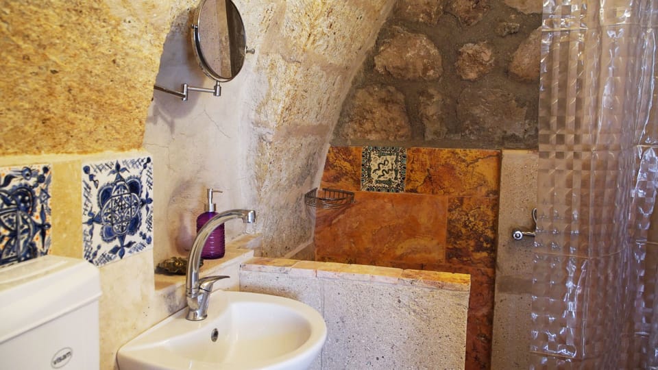 Exclusive Double Room | Bathroom | Shower, hair dryer, towels, soap
