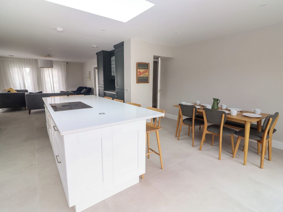 Dishwasher, electric kettle, toaster, cookware/dishes/utensils