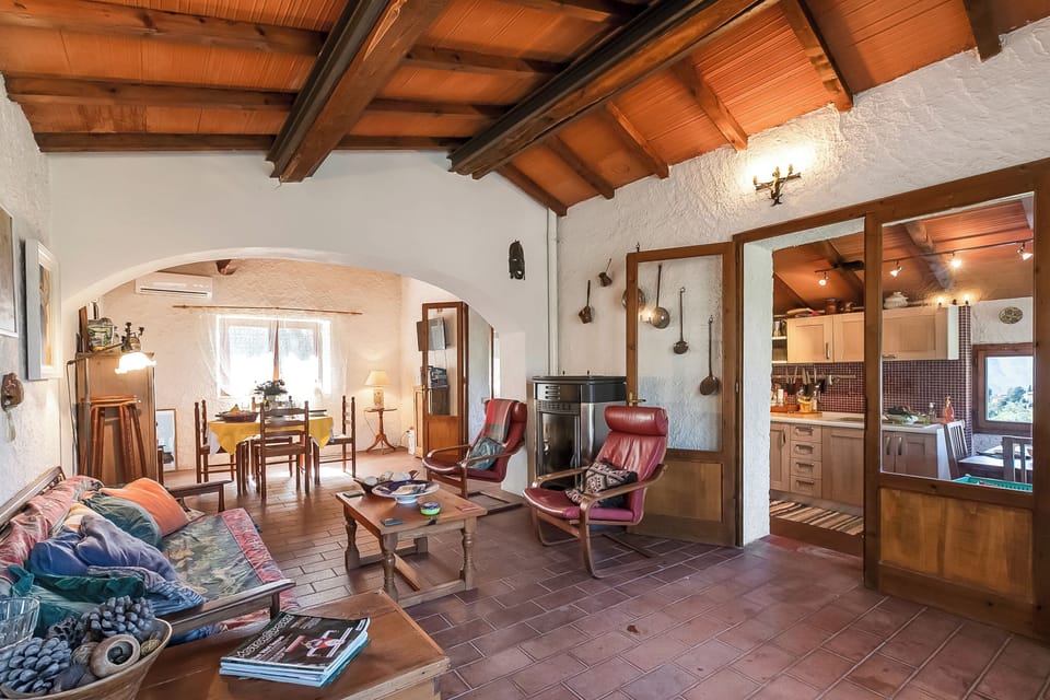 Standard House, Multiple Bedrooms, 2 Bathrooms (Family Friendly Rosa House Amazing) | Living area | 21-inch flat-screen TV with cable channels