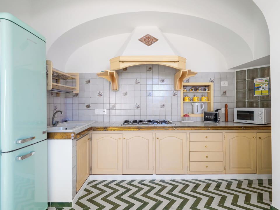 Panoramic House | Private kitchen | Full-size fridge, microwave, stovetop, espresso maker