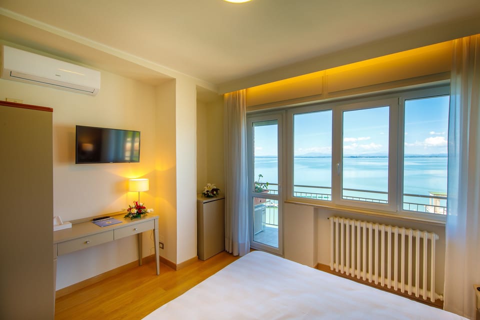Deluxe Double or Twin Room, Lake View | Down comforters, minibar, in-room safe, desk