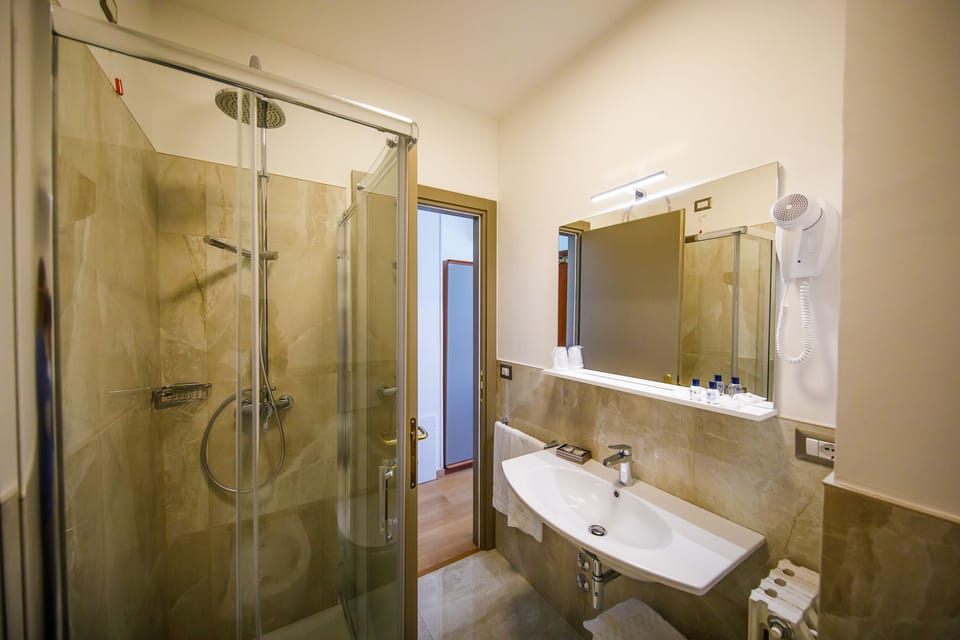 Deluxe Double or Twin Room, Lake View | Bathroom | Rainfall showerhead, free toiletries, hair dryer, bidet