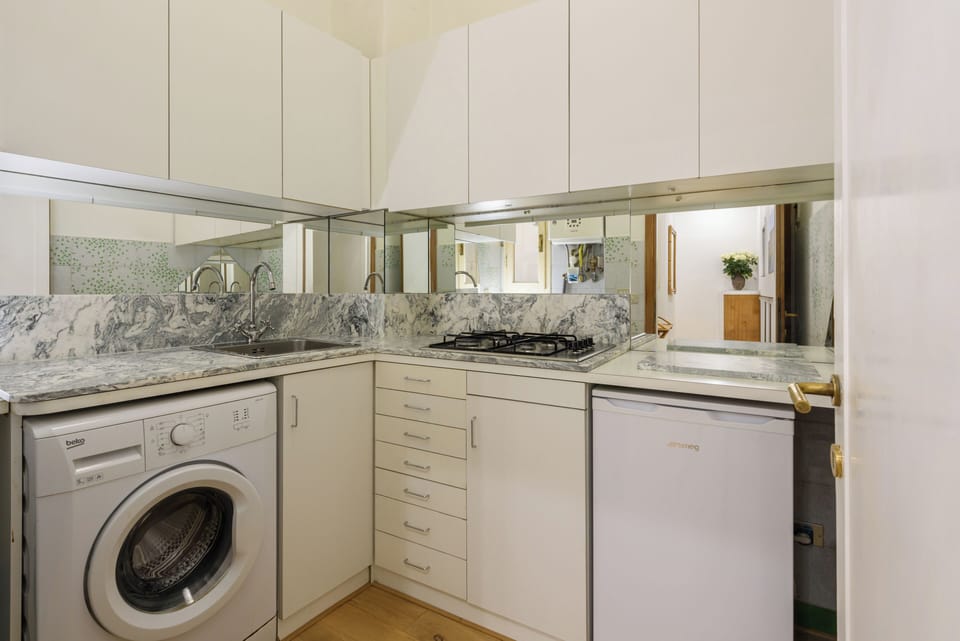 Design Apartment | Private kitchen | Fridge, stovetop, cookware/dishes/utensils