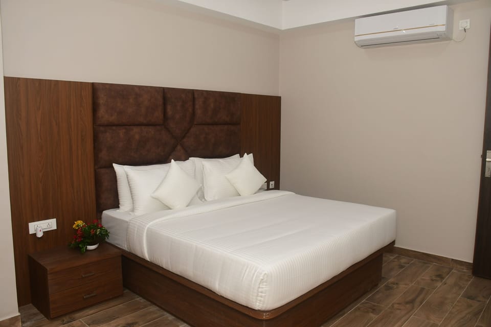 Suite | Soundproofing, rollaway beds, free WiFi, bed sheets