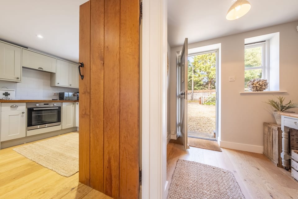 Ground floor: Through to the kitchen