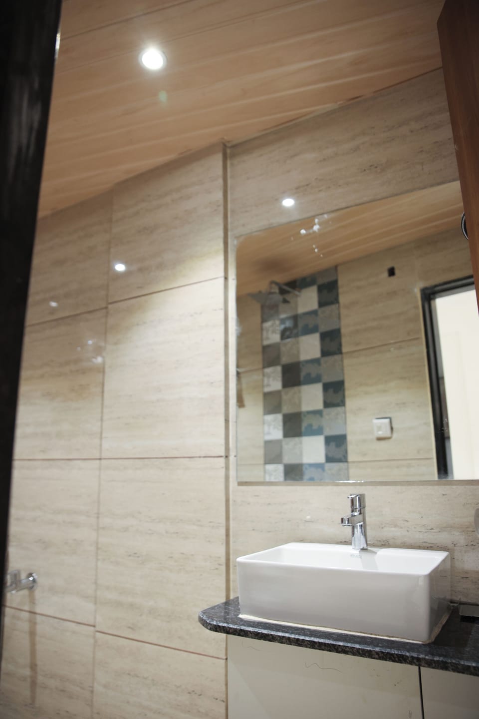 Shower, rainfall showerhead, towels, shampoo