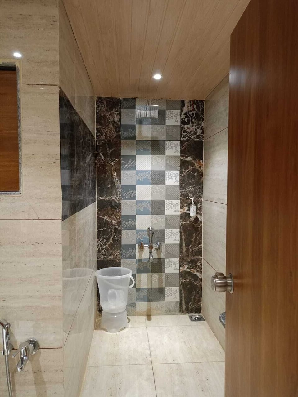Standard Room | Bathroom | Shower, rainfall showerhead, towels, shampoo