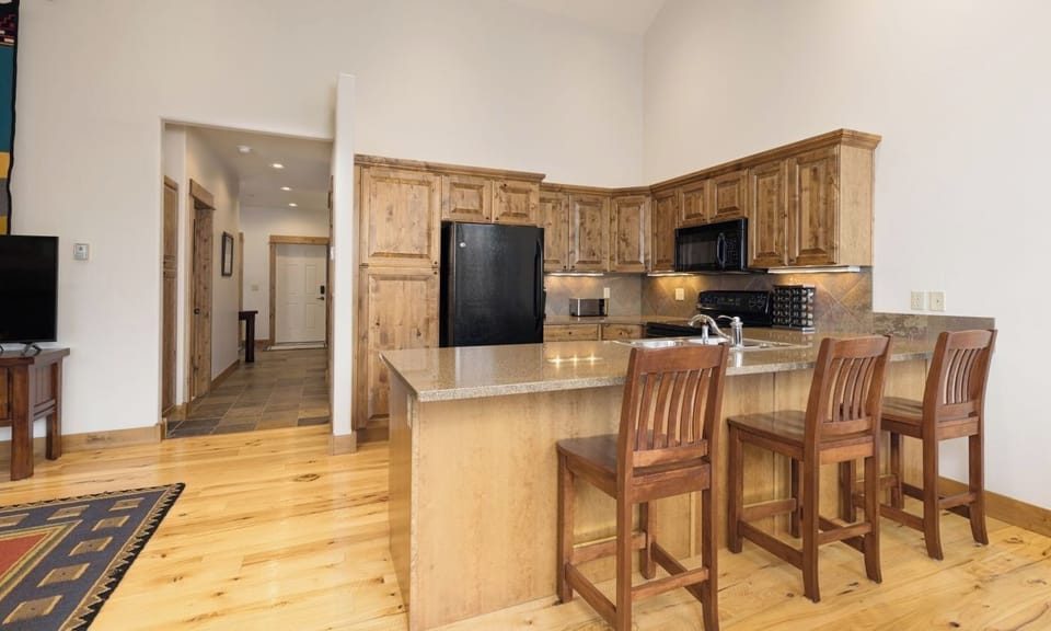 Alpenglow 22B kitchen2