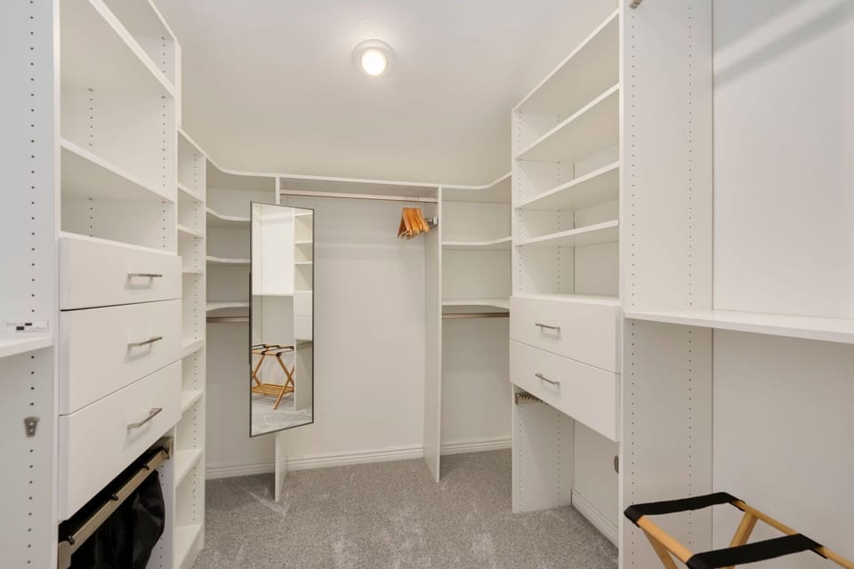Bathroom 2 | Ensuite Bath with Walk-in Closet (upper level)