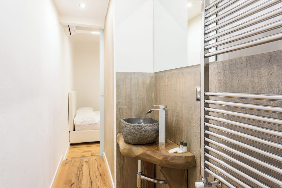 Classic Apartment | Bathroom | Shower, hair dryer, bidet, towels