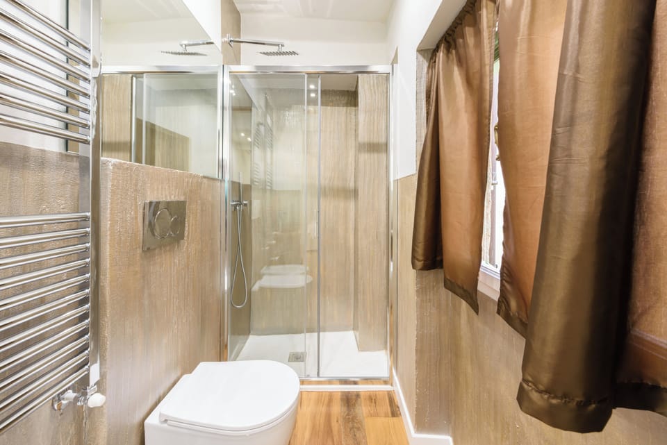 Classic Apartment | Bathroom | Shower, hair dryer, bidet, towels