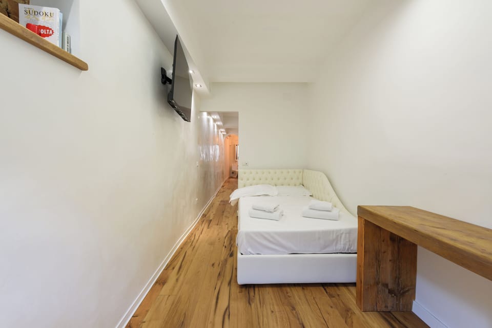 Classic Apartment | 2 bedrooms, premium bedding, down comforters, iron/ironing board