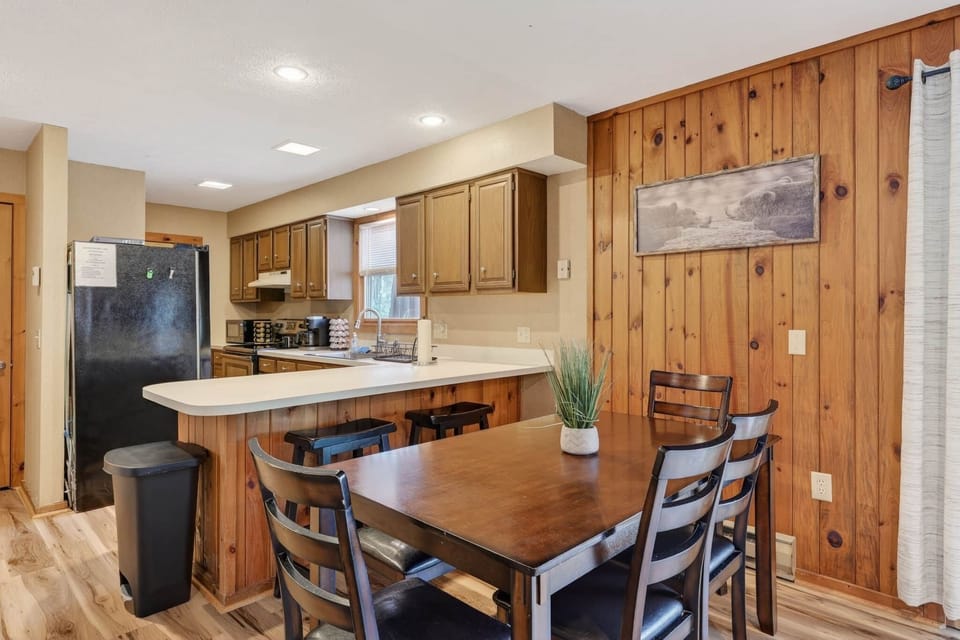Dining table/Kitchen