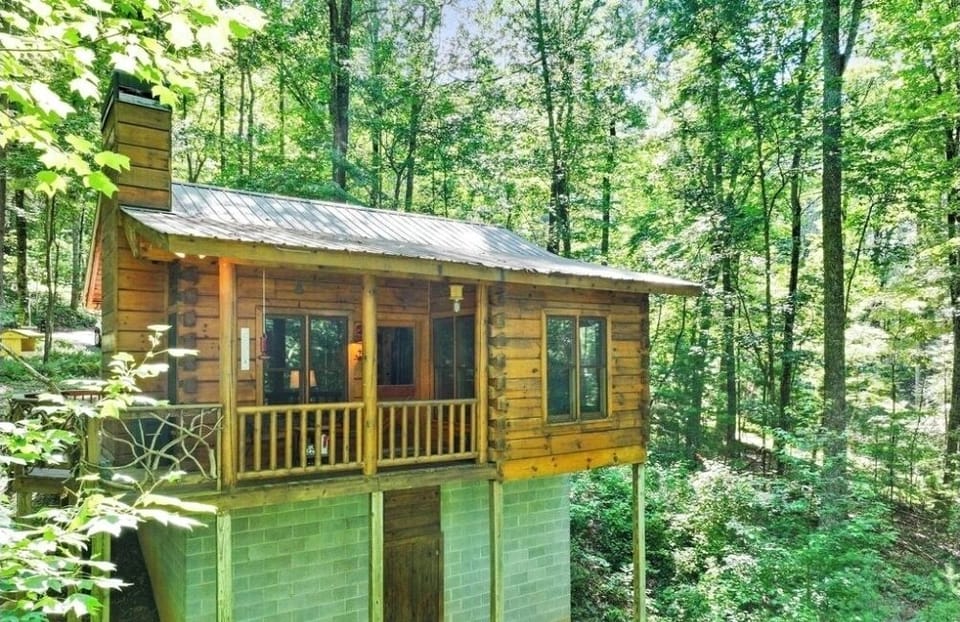 The front entrance is around back of cabin :-)