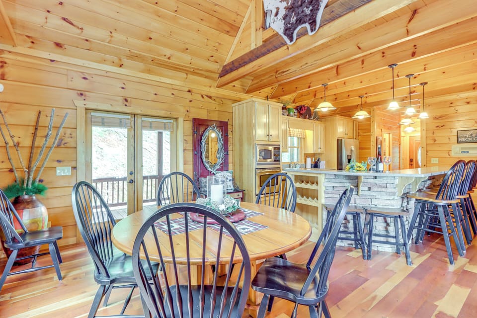 Dining Area | Dishware & Flatware Provided