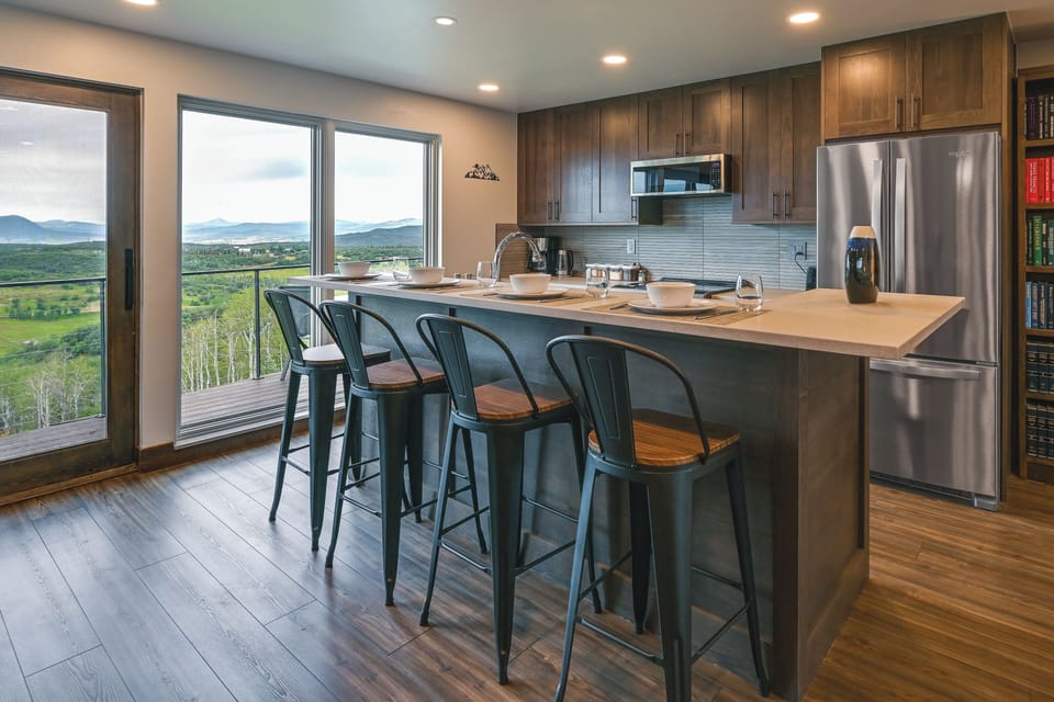 Kitchen | 2nd-Story Apartment Unit | Central Heating | 15 Mi to Emerald Mountain