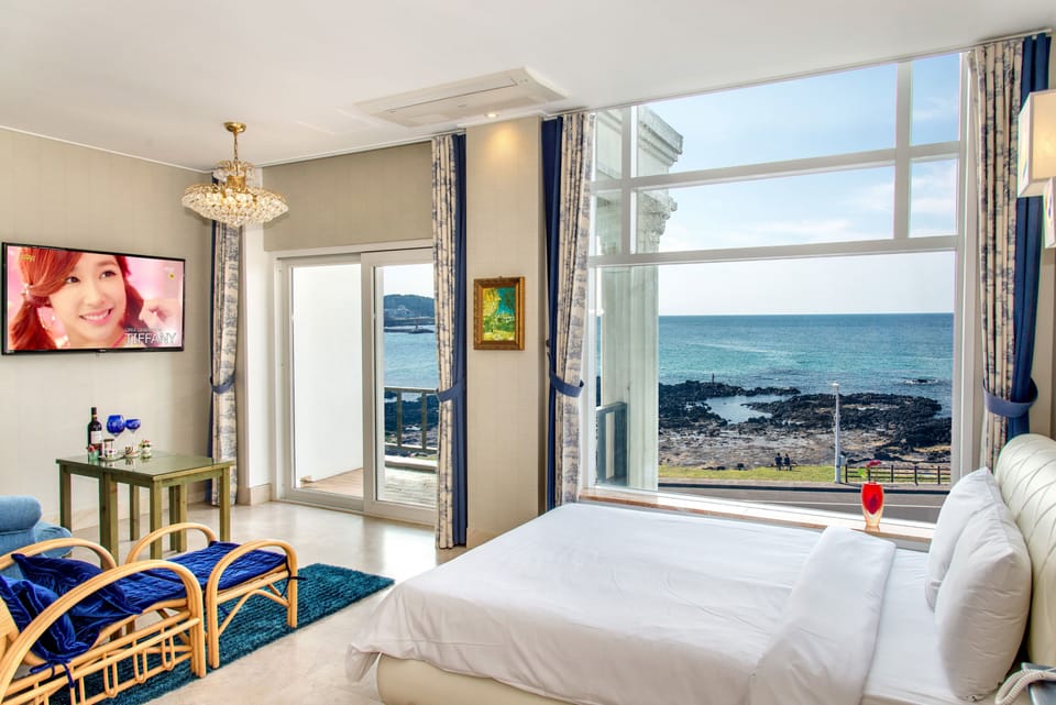 Ocean Suite A | Premium bedding, free WiFi