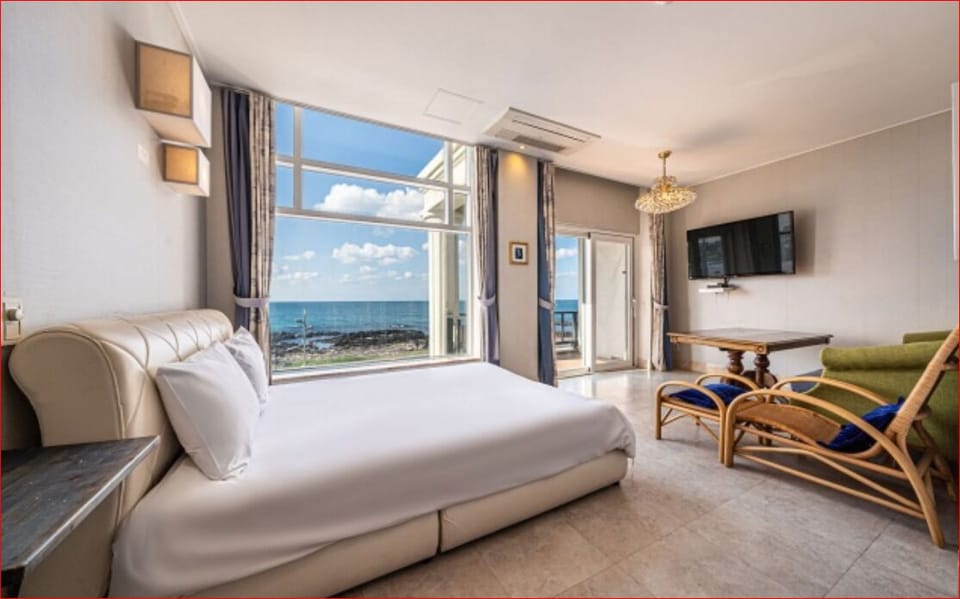 Ocean Suite A | Premium bedding, free WiFi