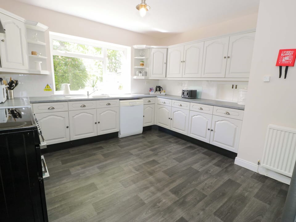 Cottage | Private kitchen | Fridge, dishwasher, electric kettle, toaster