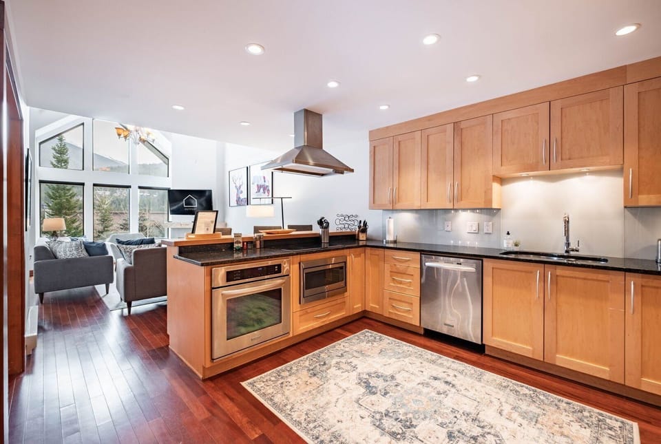 Full kitchen: Stainless steel appliances