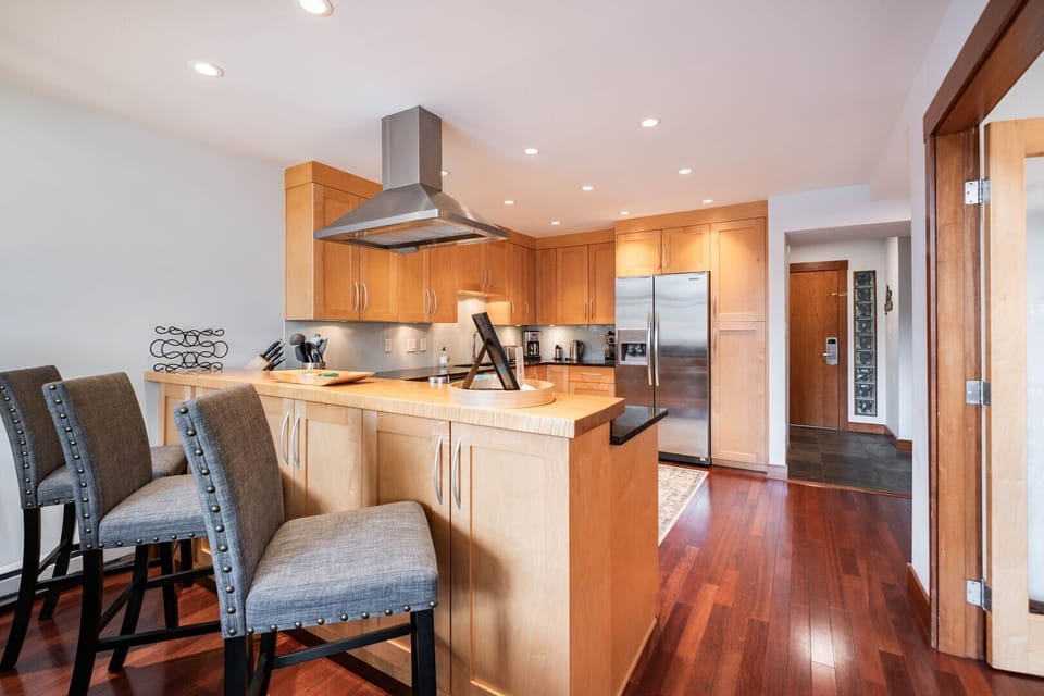 Full kitchen: Breakfast bar
