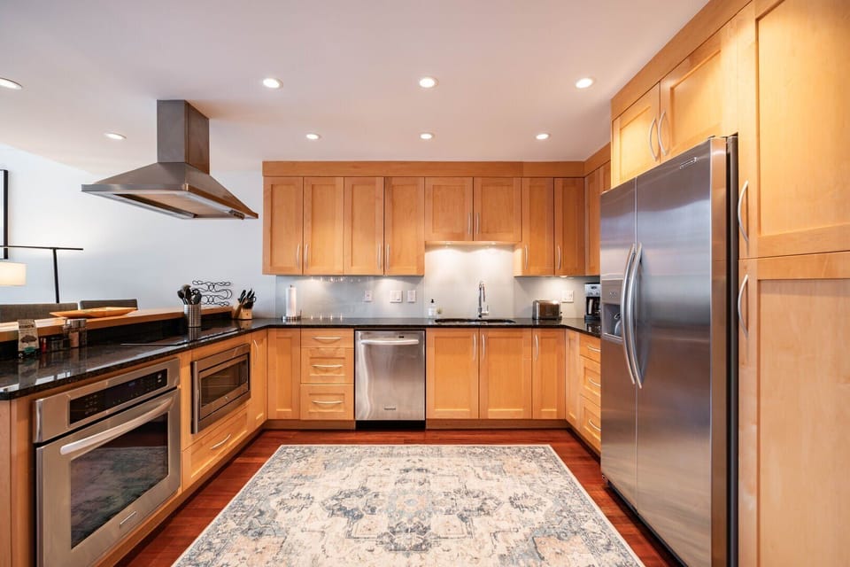Full kitchen: Stainless steel appliances