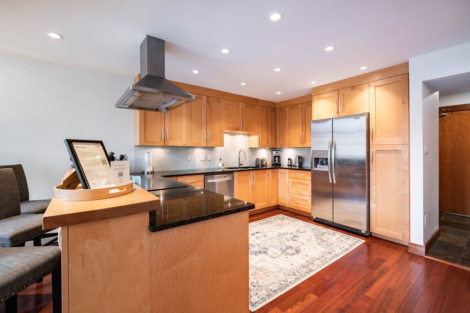 Full kitchen: Stainless steel appliances