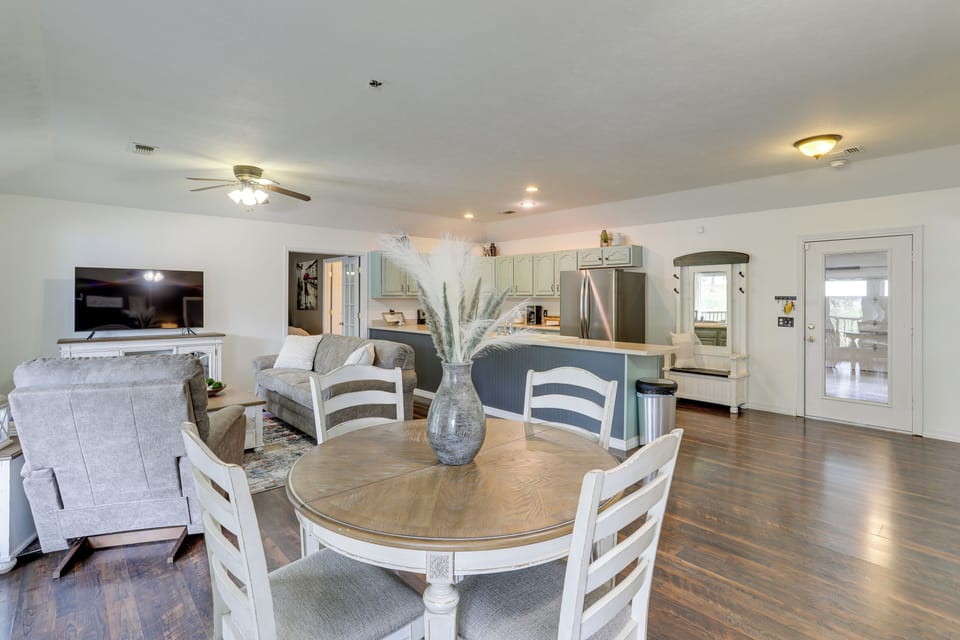 Dining Room | Dishware & Flatware Provided