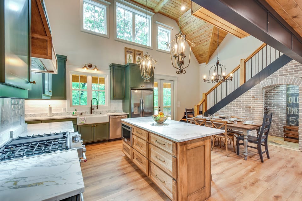Kitchen | Charcoal Grill | Central Air Conditioning | Free WiFi