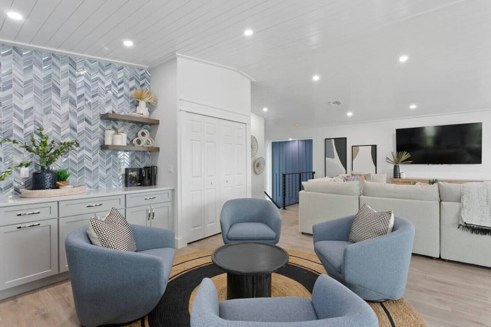 top floor wet bar/sitting area