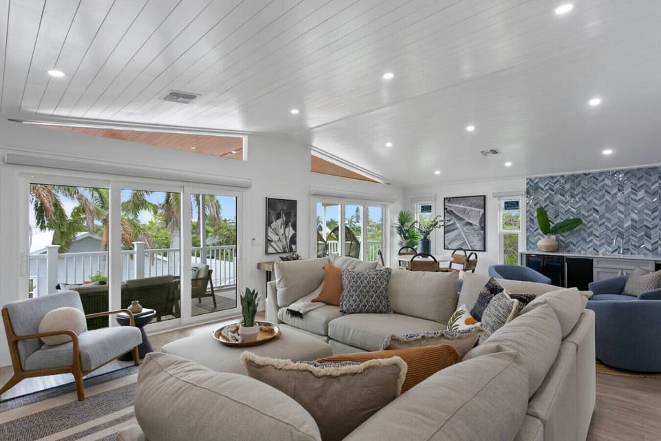 top floor living space w/tv