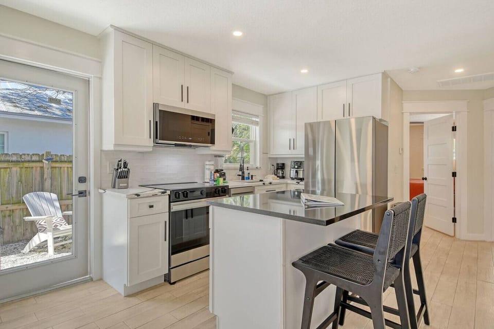 kitchen w/ island