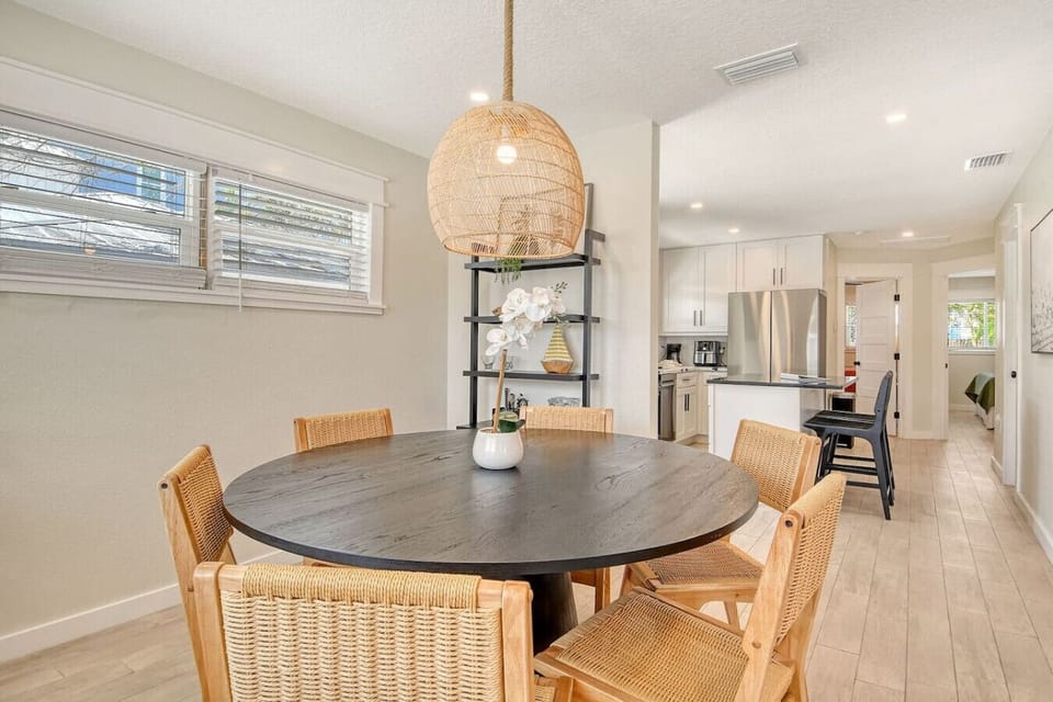 dining area w/ seating for 6