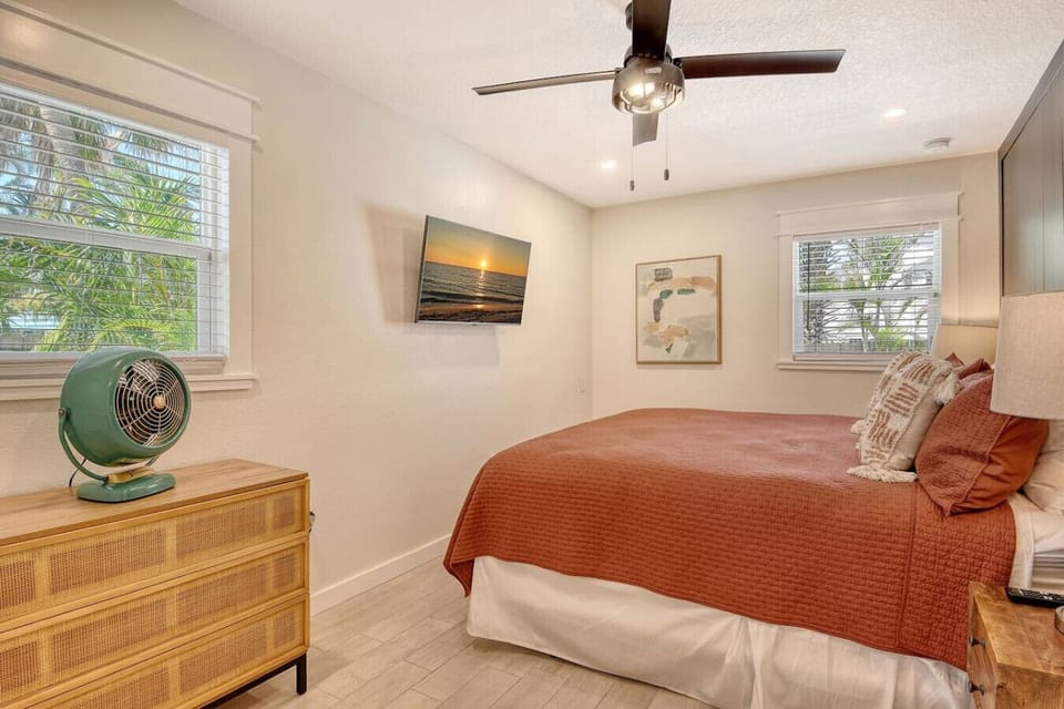 bedroom w/ king bed