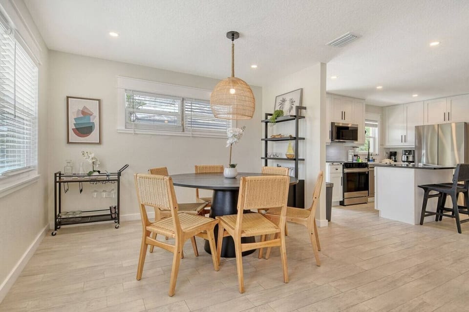 dining area w/ seating for 6