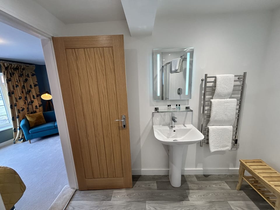 Superior Double Room, Ensuite (Ground Floor) | Bathroom | Free toiletries, towels, soap, shampoo